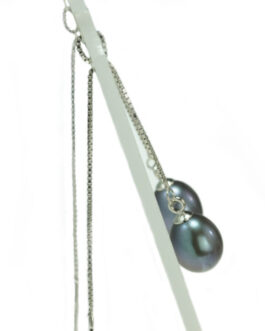 Kolczyki srebrne z perłą słodkowodną na łańcuszku.